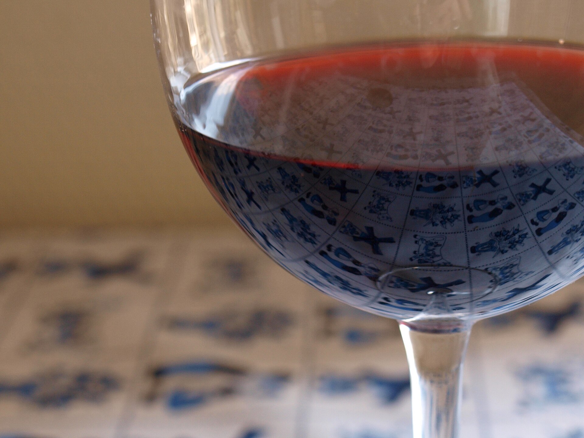 Calice di vino Nebbiolo dell'Alto Piemonte