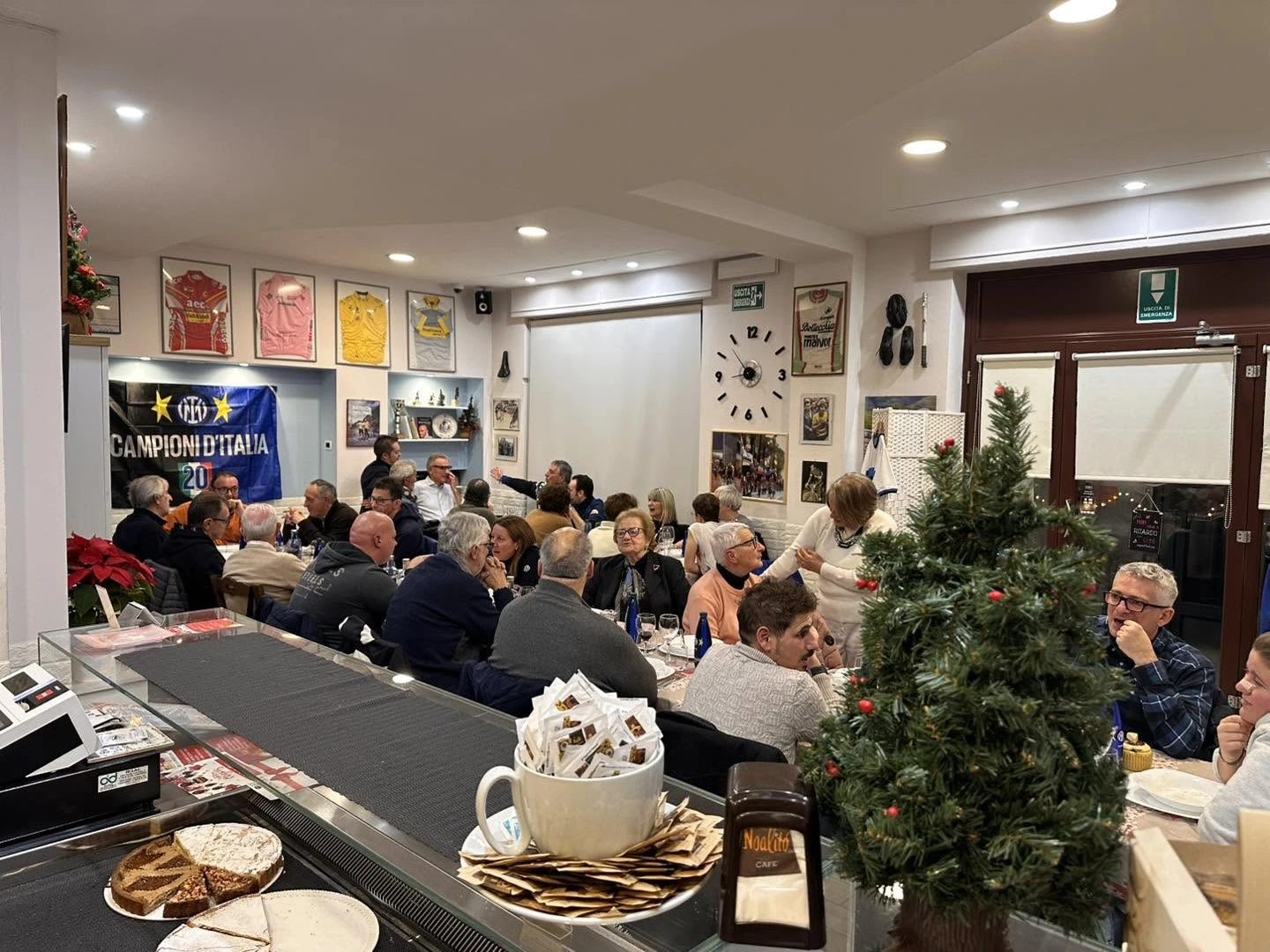 Tavolata nel locale durante la Notte della Paniscia